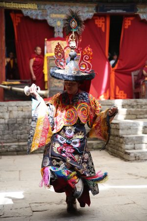 Maskentaenzer beim Domkhar Tshechu Bhutan
