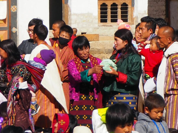 bunt gekleidete bhutanerinnen auf einem laendlichen festival/tshechuu in bhutan
