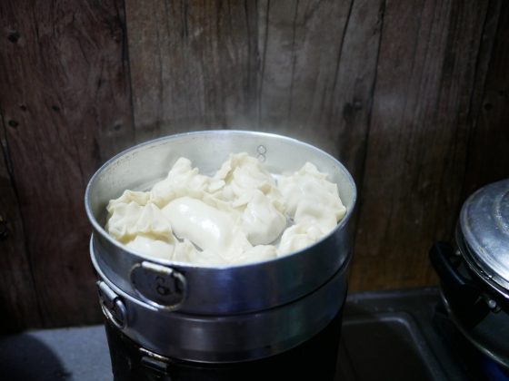 köstliche Momos im Topf
