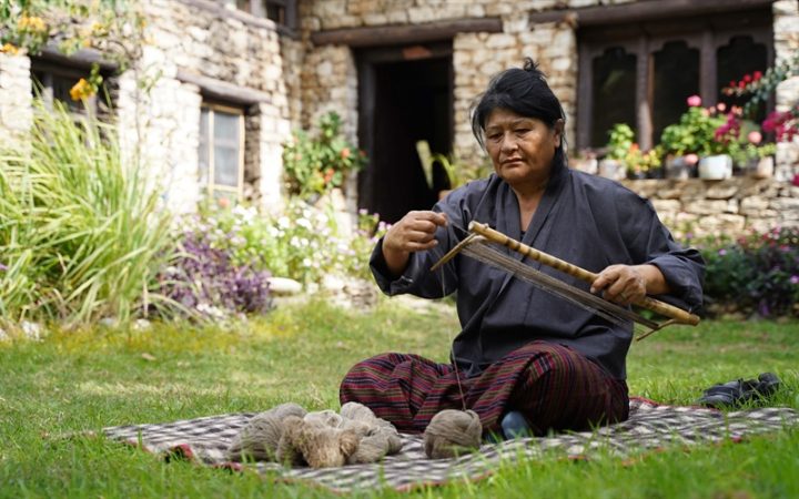 Karma Yangchen beim Garnspulen