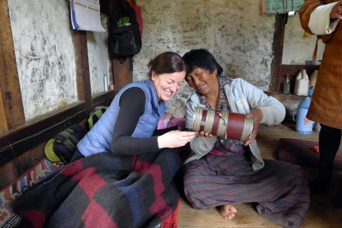 traditionelle Begrüßung mit Ara in einem Bauernhaus in Bhutanan