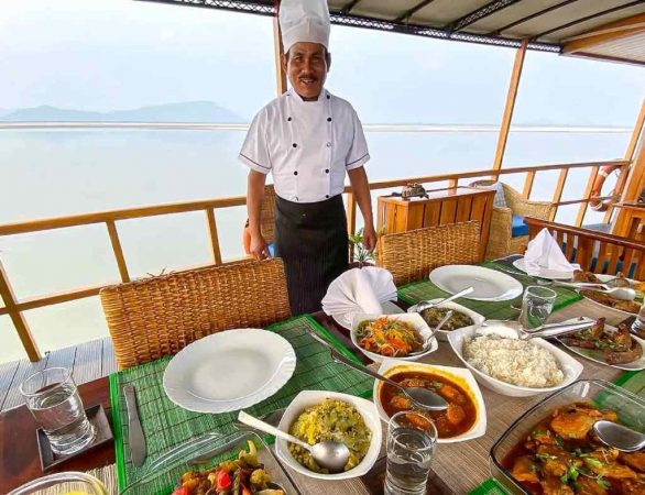 Dinner auf der Rudra Singha in Assam