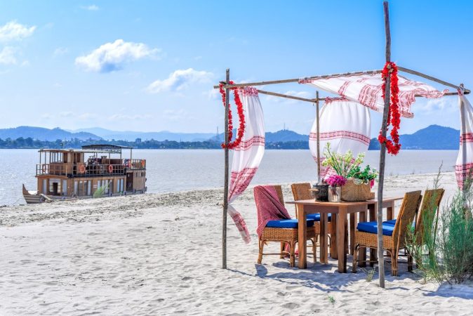 picknick am Ufer des Brahmaputra in Assam