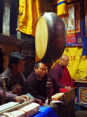 Moenche bei einer Lochoed Zeremonie in Bhutan