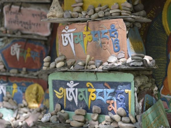 buddhistische Mantras gemalt auf Stein in Sikkim