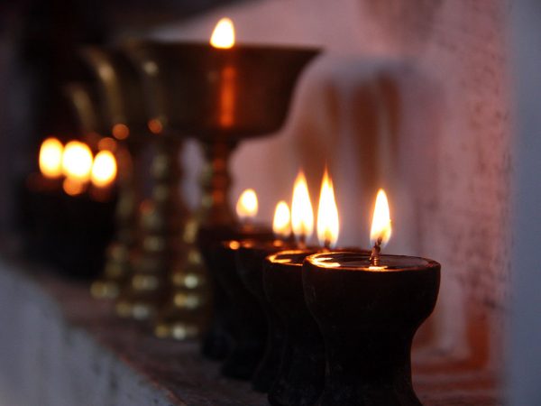 Butterlampen-Ritual im Altarraum eines bhutanischen Klosters