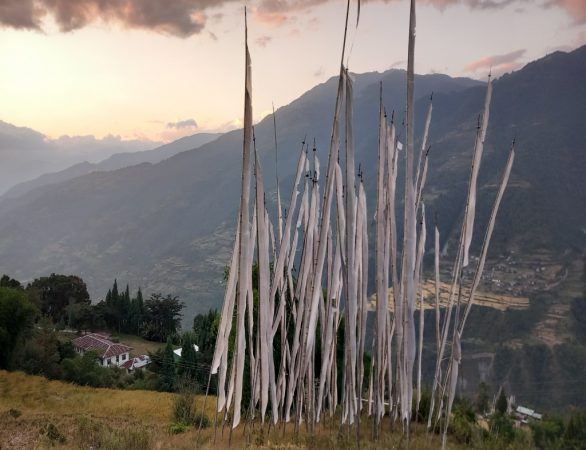 Frauenreise Bhutan mit Abendstimmung in Rangshikhar