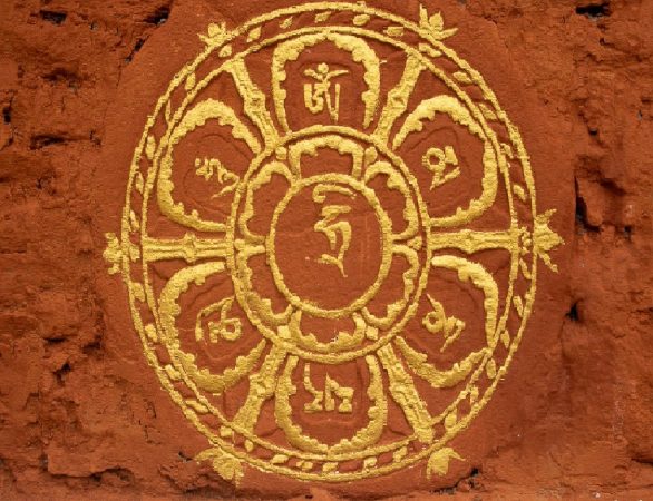 Mantra an einer bhutanischen Tempelwand